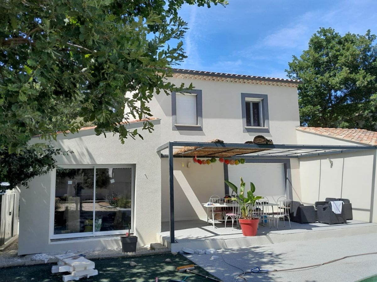 Artisan façadier appliquant un enduit soigné